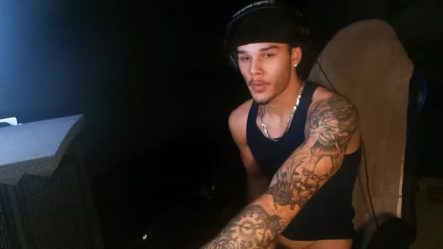 kylewhitedgs fuckass Webcam SHOW @ Chaturbate 18-01-2025