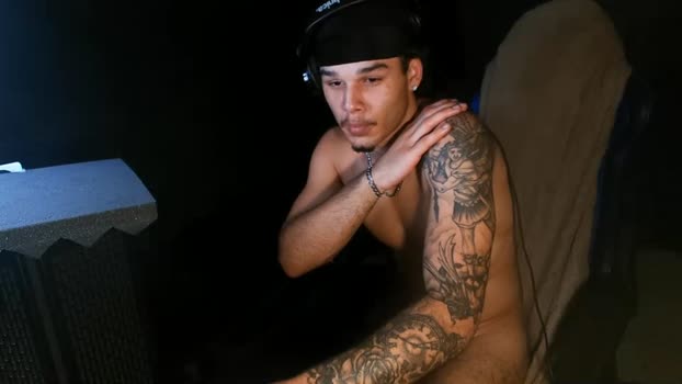 kylewhitedgs Show Webcam SHOW @ Chaturbate 12-02-2025