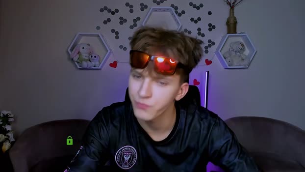 travis_wolf_ Cam Webcam SHOW @ Chaturbate 18-09-2025