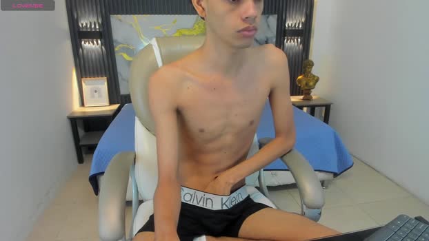 dark_desiree18 kiss Webcam SHOW @ Chaturbate 13-01-2026