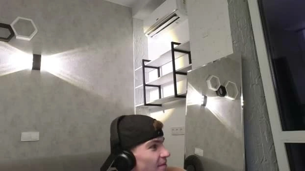 elliot_muscle04 18-06-2026 Male Recording - Ass strip
